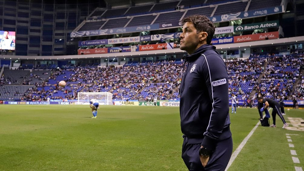 Nicolás Larcamón dirigiendo al Puebla