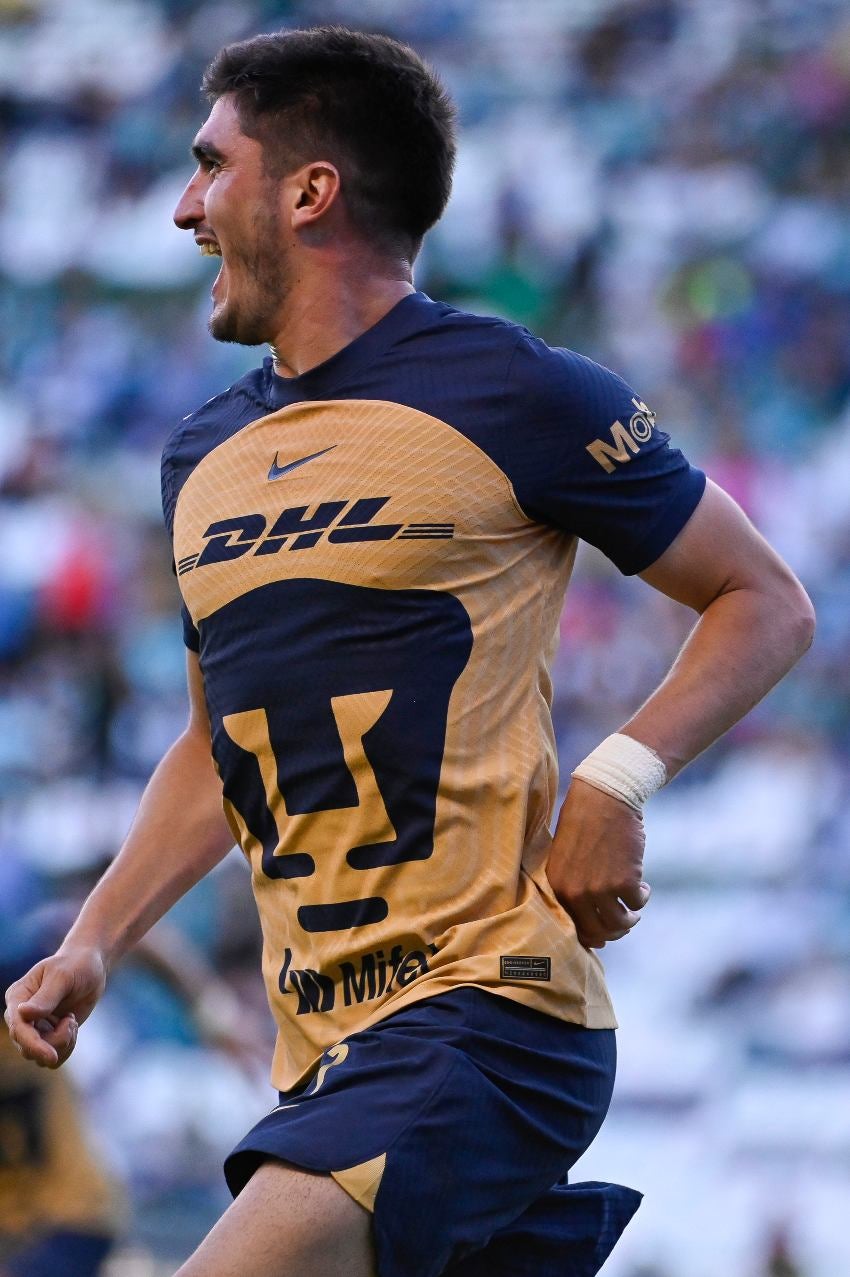 Gustavo del Prete celebrando su primer gol con Pumas