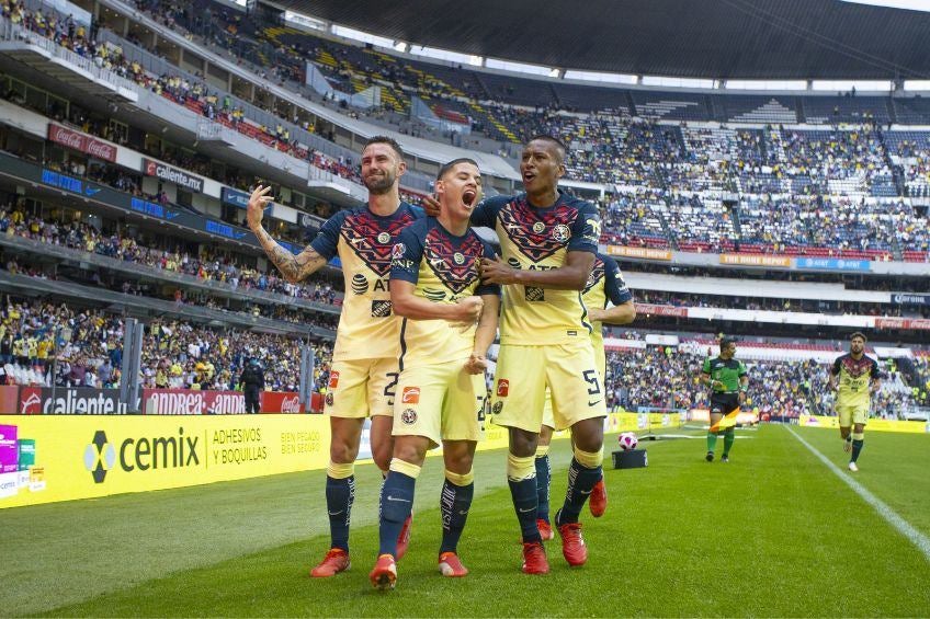 Jugadores del América festejando un gol