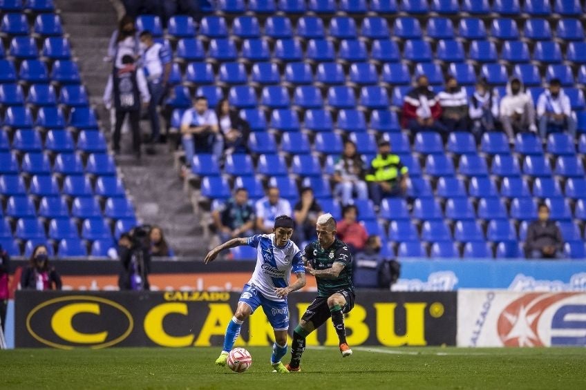 Brian Lozano durante un partido de Santos