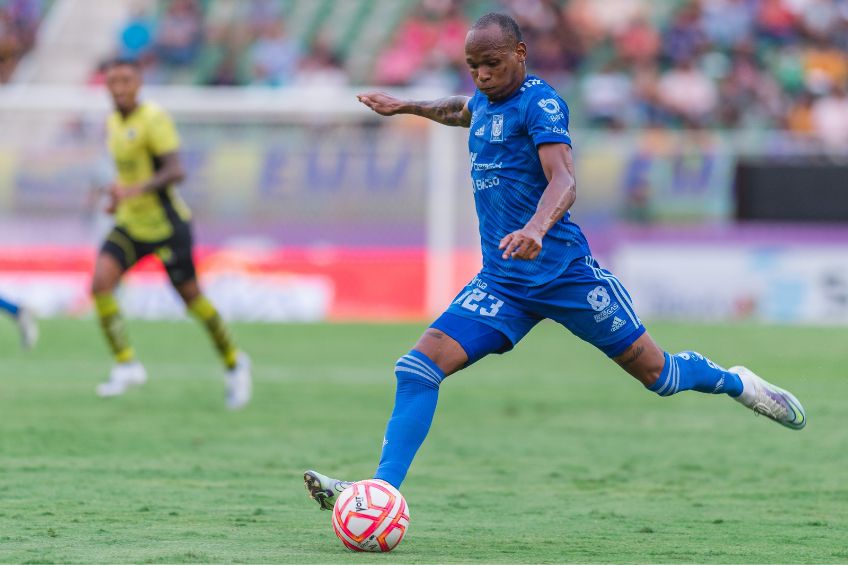 Luis Quiñones durante un partido de Tigres