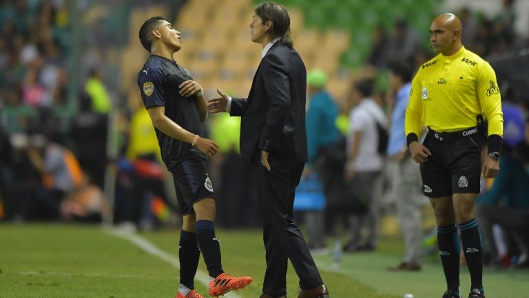 Orbelín Pineda y Almeyda en un partido de Chivas