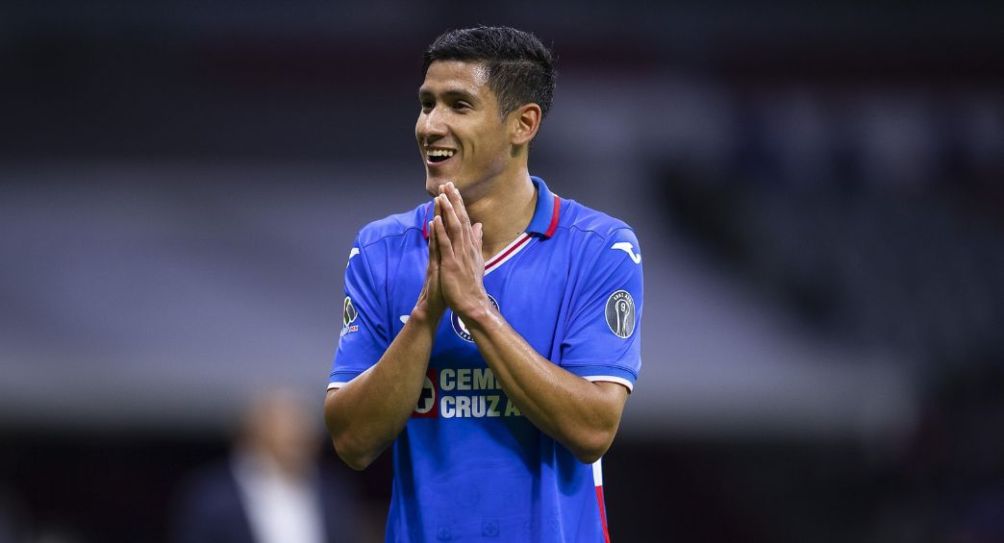 Uriel Antuna durante un partido de Cruz Azul