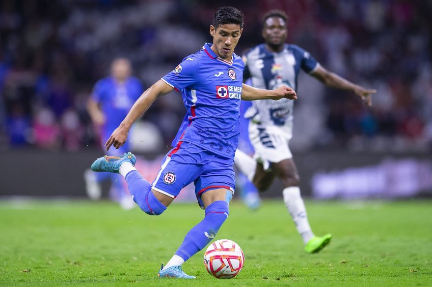 Uriel Antuna durante un partido del Cruz Azul 