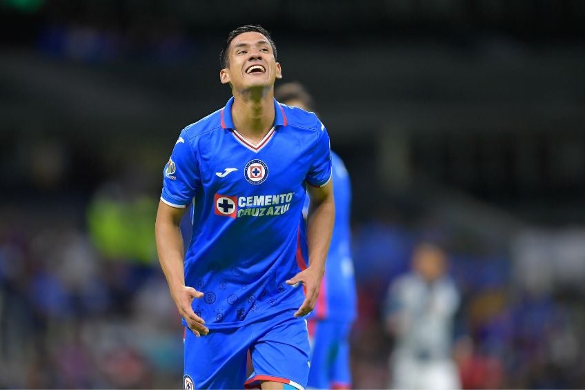 Uriel Antuna durante un partido del Cruz Azul