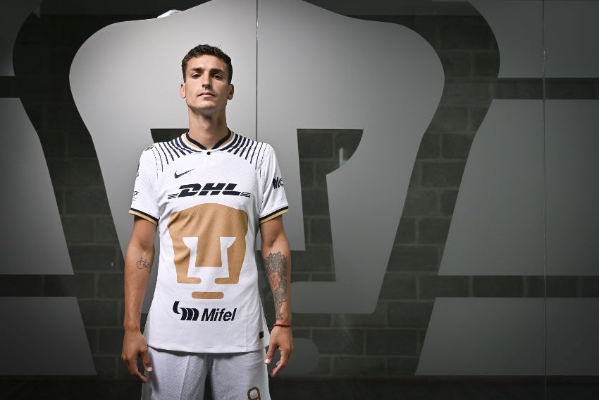 Dinenno en la presentación de la playera de Pumas