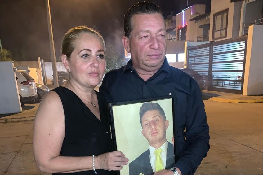 Padre de Octavio Ocaña con una foto de su hijo