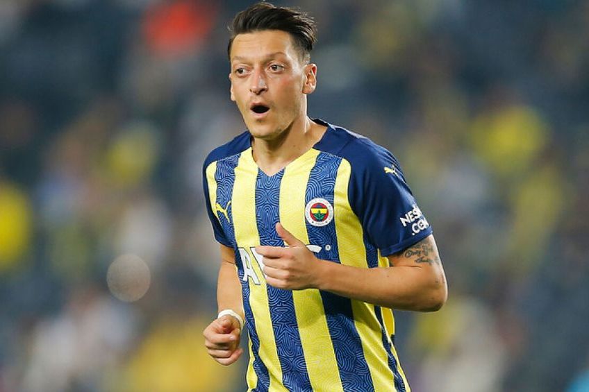 Mesut Özil durante un partido del Fenerbahce