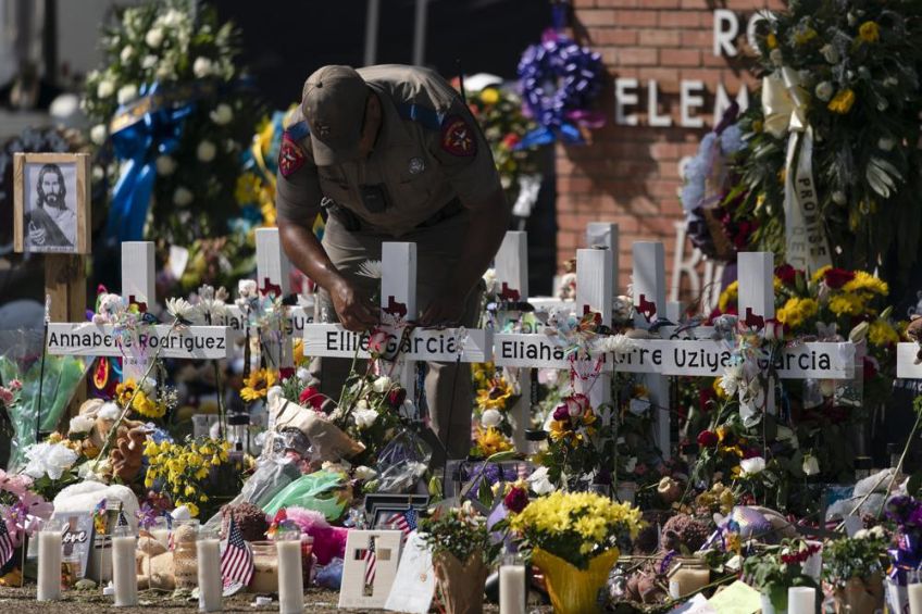 Policía en el monumento a las víctimas del tiroteo