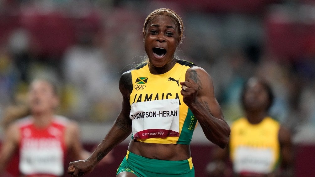 Elaine Thompson-Herah festejando ganar la final de los 100