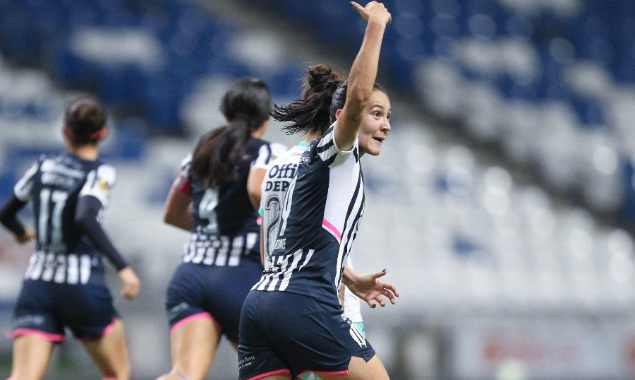 Monsiváis celebra gol