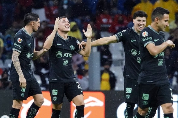 Richard Sánchez celebra con América