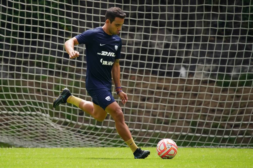 Aldrete en entrenamiento con Pumas