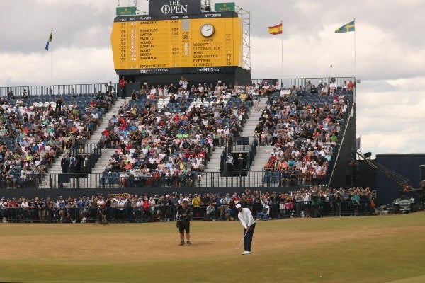 Tiger Woods en acción en el Abierto Británico de St. Andrews