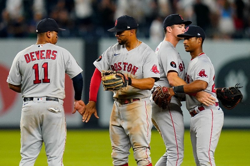 Rafael Devers celebra con sus compañeros