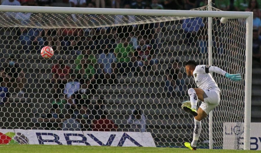 Alfredo Talavera es techado por el balón