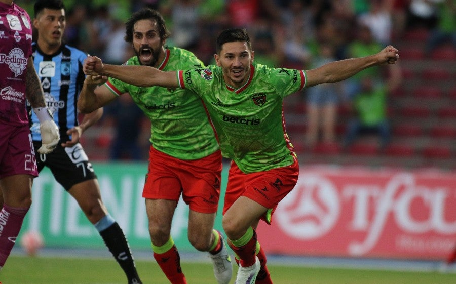 El Toro Fernández celebra su gol