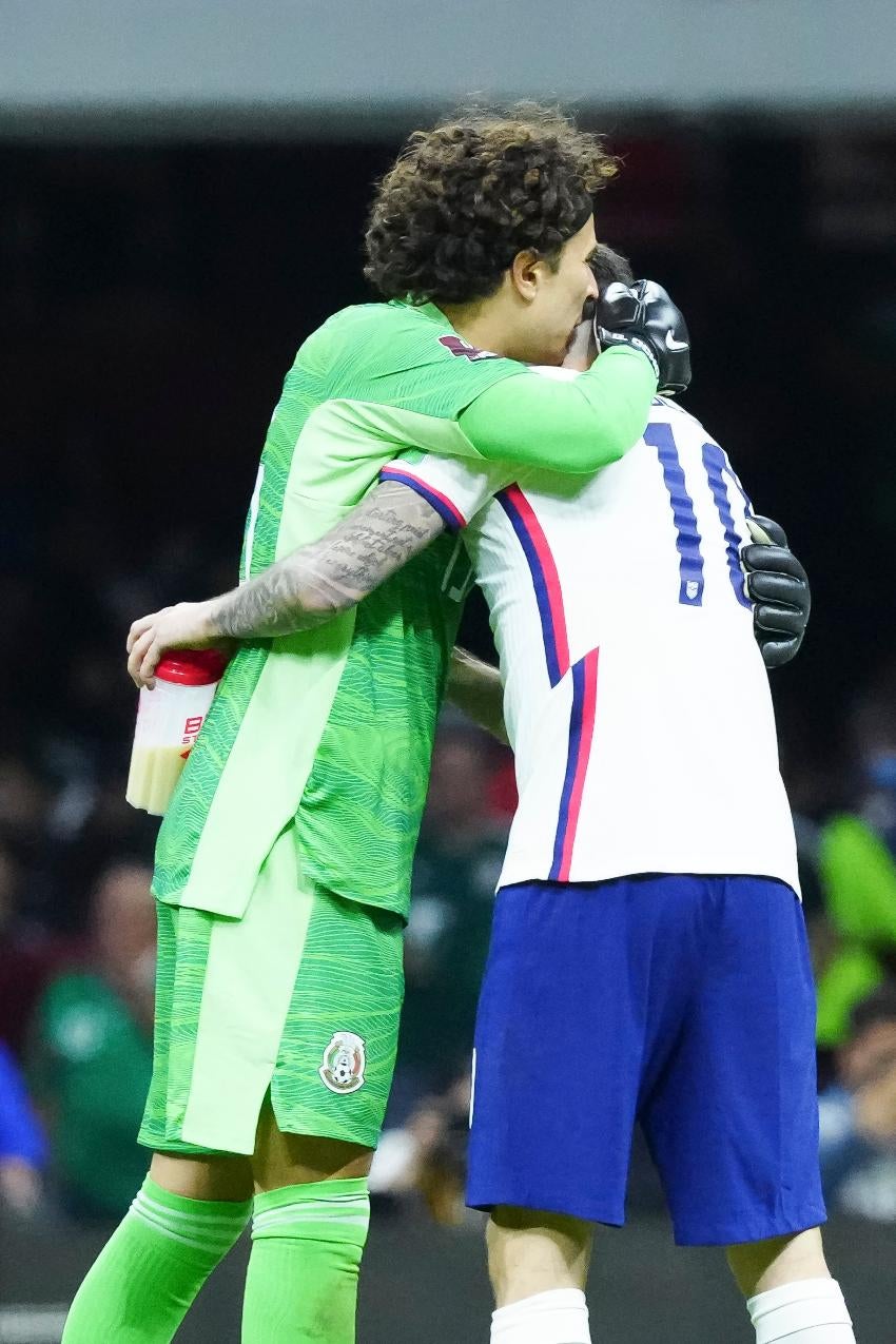 Ochoa y Pulisic en un México vs Estados Unidos