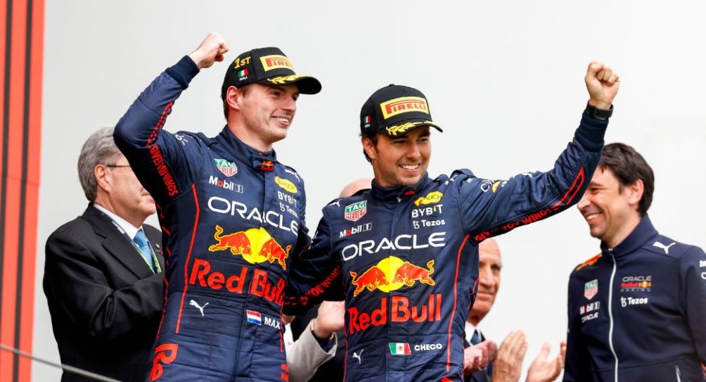 Checo Pérez y Max Verstappen tras subir al podio