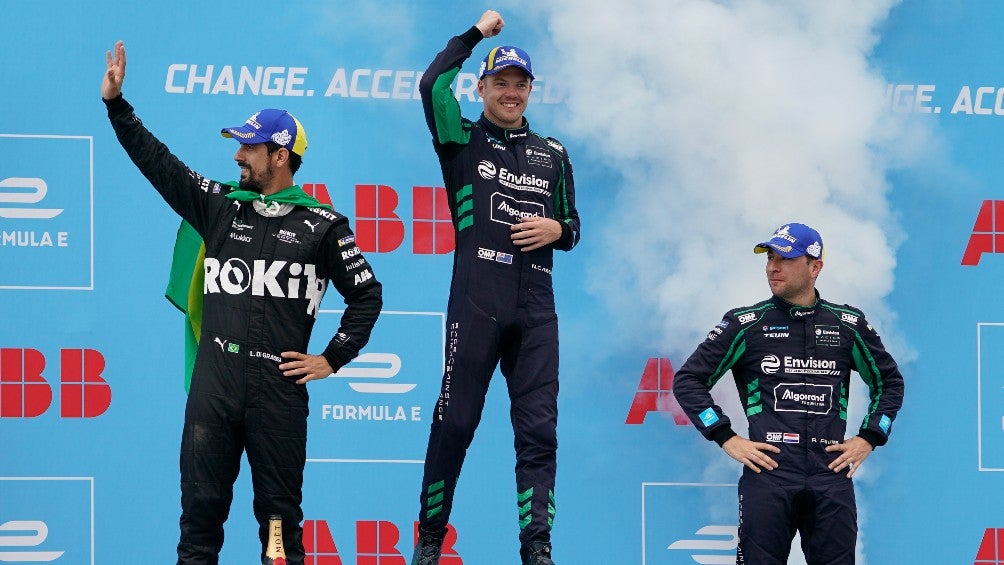 Nick Cassidy celebra junto al subcampeón Lucas di Grassi y Robin Frijns