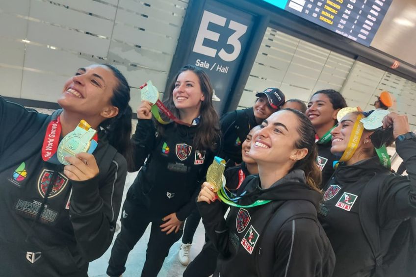 Jugadoras de flag football en su llegada a México