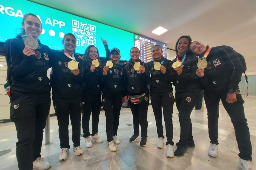 Jugadoras de flag football en su llegada a México