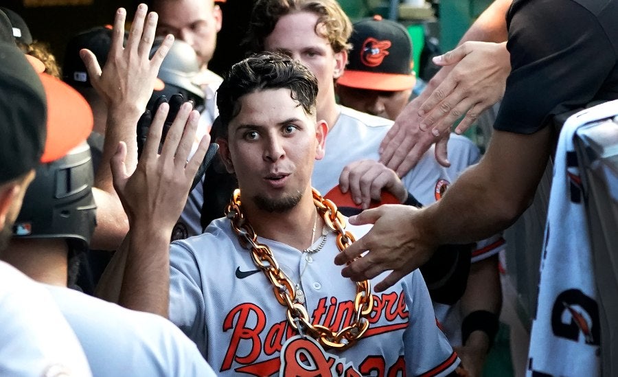 Urías es felicitado por sus compañeros en el dugout