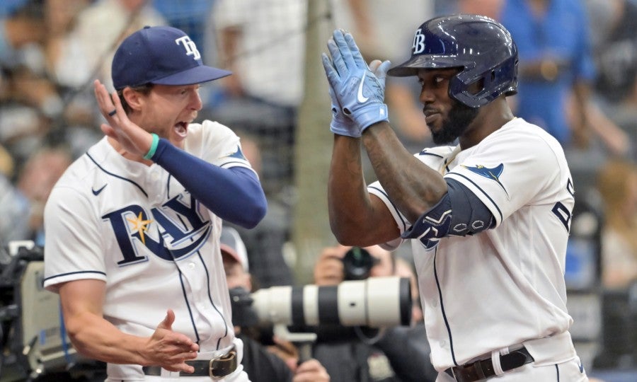 Brett Phillips felicita a Randy Arozarena por su cuadrangular