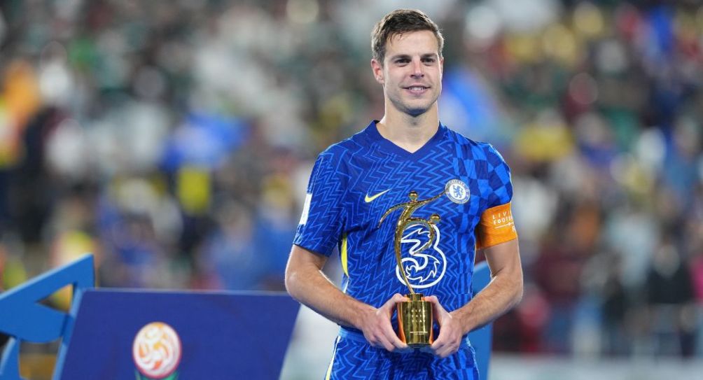 César Azpilicueta recibiendo un premio