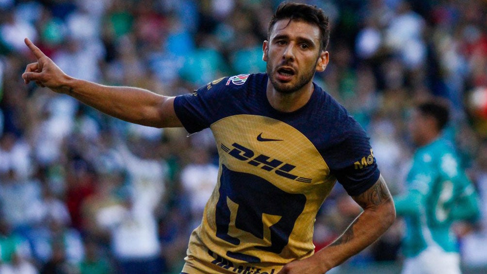 Toto Salvio en festejo con Pumas