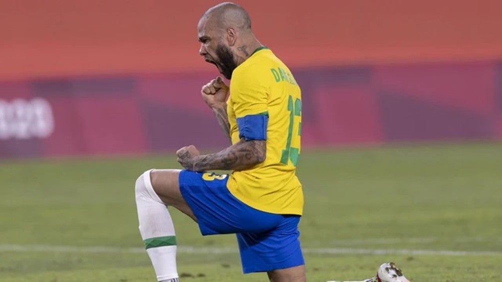 Dani Alves jugando con Brasil