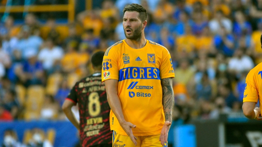 André-Pierre Gignac durante un partido con Tigres