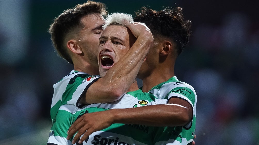 Huevo Lozano celebrando un gol con Santos