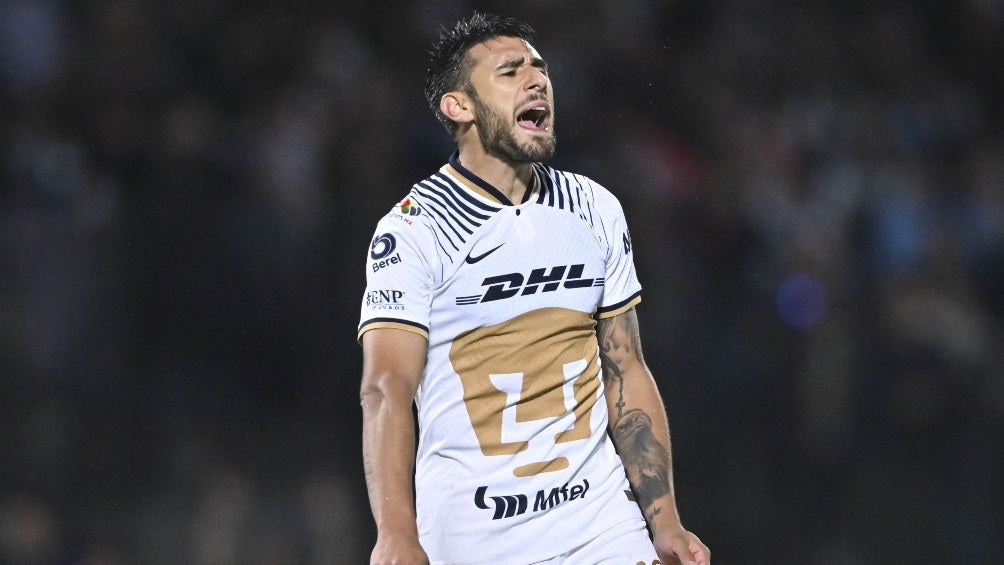 Toto Salvio en acción con Pumas