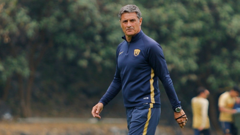 Míchel González en un entrenamiento con Pumas