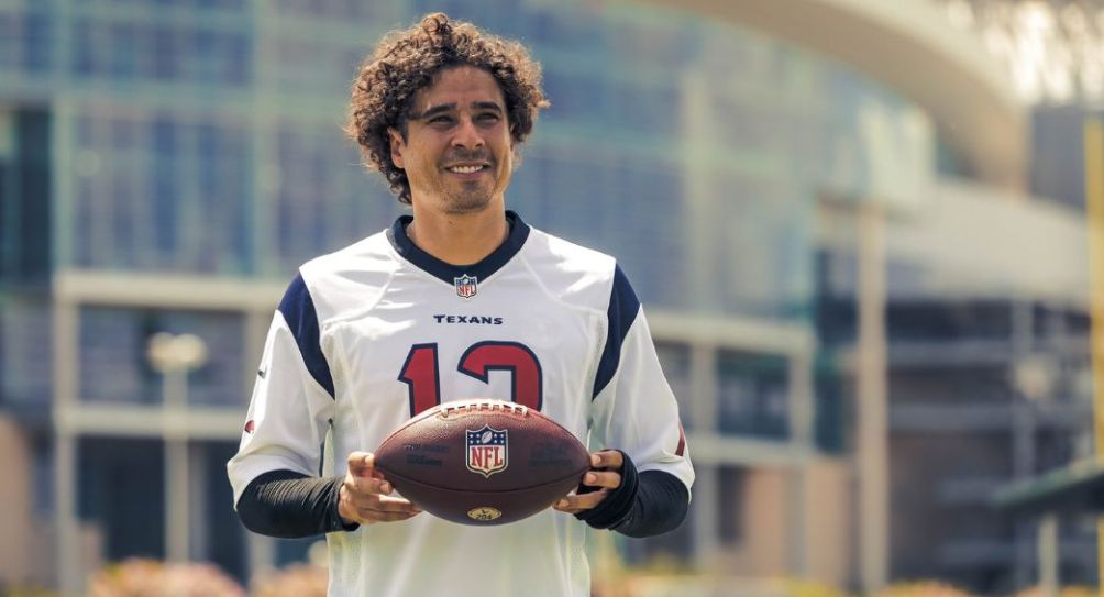 Guillermo Ochoa con el uniforme de los Houston Texans