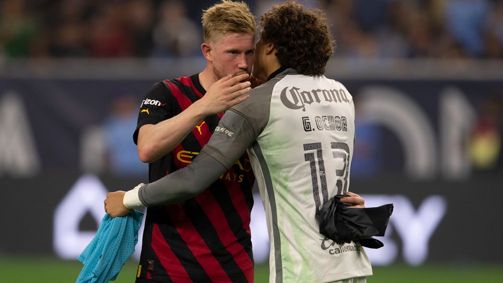 De Bruyne se abraza con Memo Ochoa