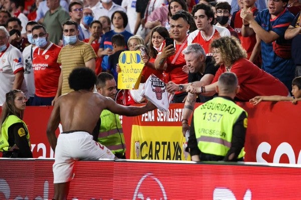 Jules Koundé con la afición del Sevilla