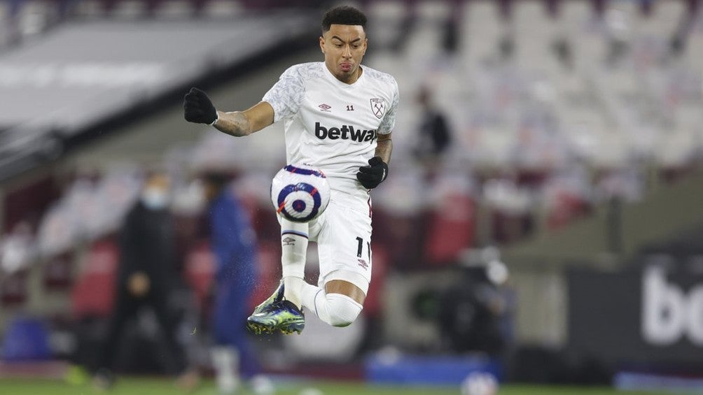 Jesse Lingard dominando el balón