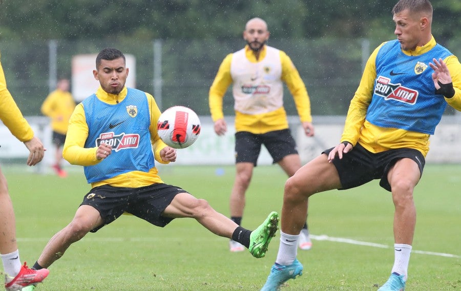 Pineda en entrenamiento con el equipo griego