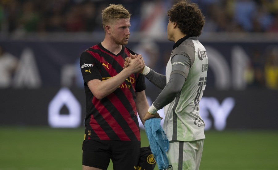 Guillermo Ochoa se despide de Kevin de Bruyne