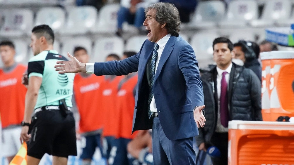 Guillermo Almada en un partido de Pachuca