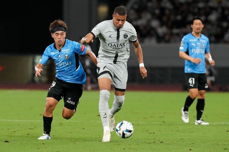 Mbappé en partido del PSG vs Kawasaki Frontale