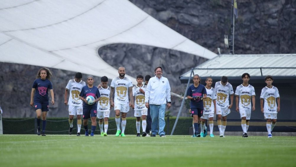 Dani Alves en su presentación en Cantera