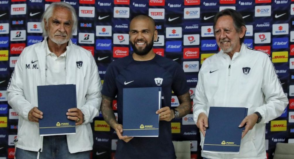 Dani Alves tras firmar su contrato con Pumas