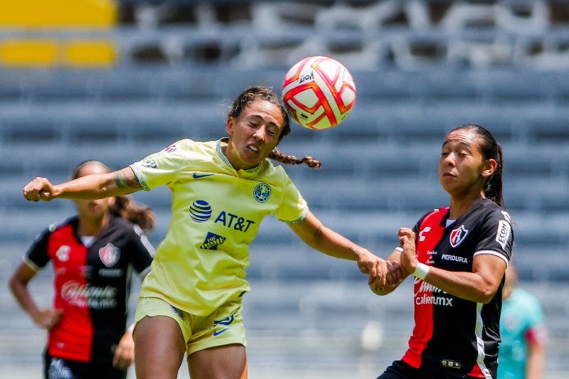 Eva González y Zellyka Arce buscando el balón