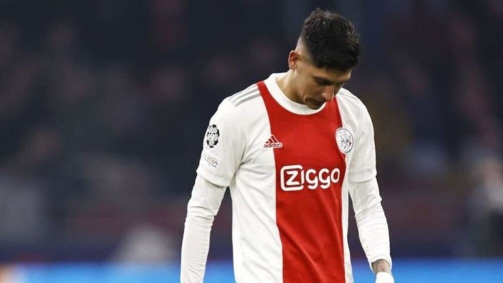 Edson Álvarez en partido con el Ajax