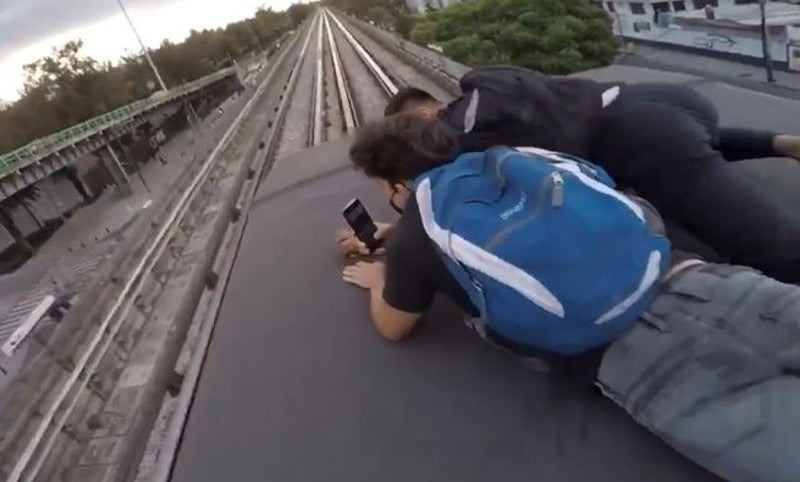 Dos chicos grabados arriba del Metro