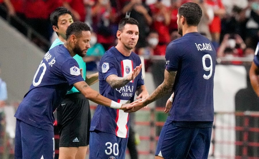 Neymar y Lionel Messi ingresan a la cancha