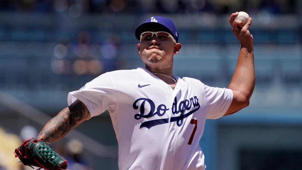 Julio Urías durante un partido con Dodgers